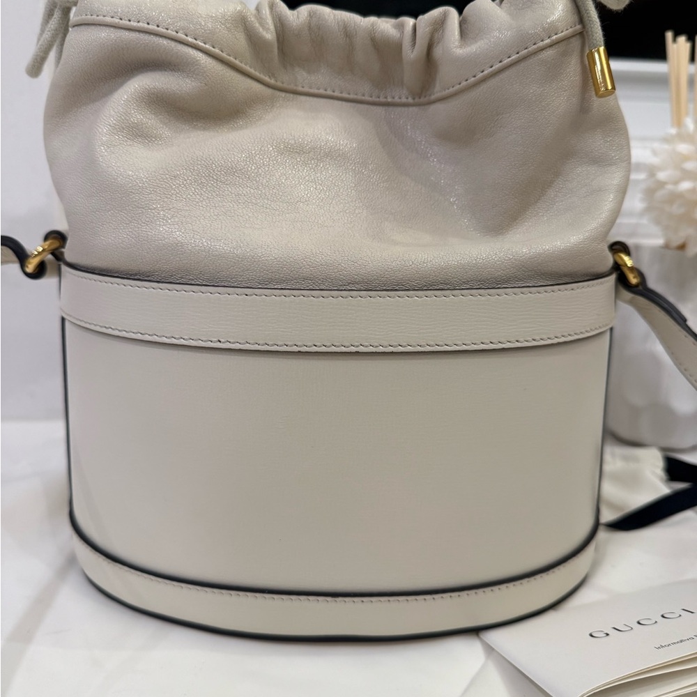 Authentic Gucci Leather Horsebit 1955 Drawstring Bucket Bag - Picture 3 of 10